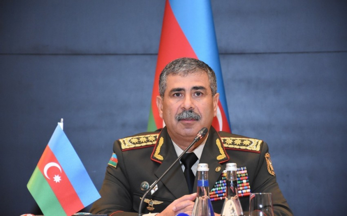   Zakir Hasanov felicitó a los militares  