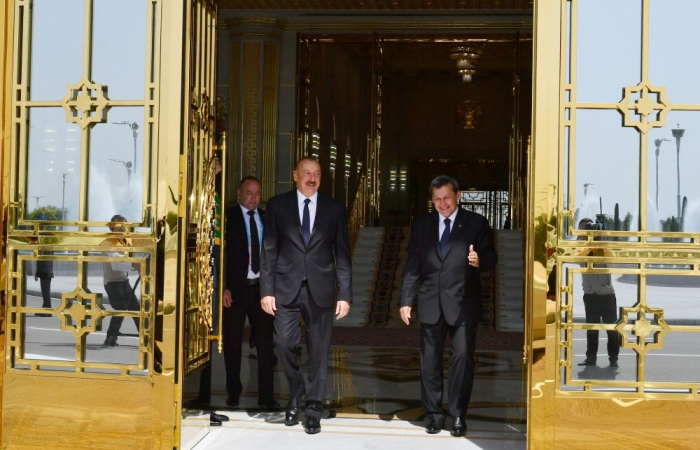   Präsident Ilham Aliyev kommt zu einem Besuch in Turkmenistan an  