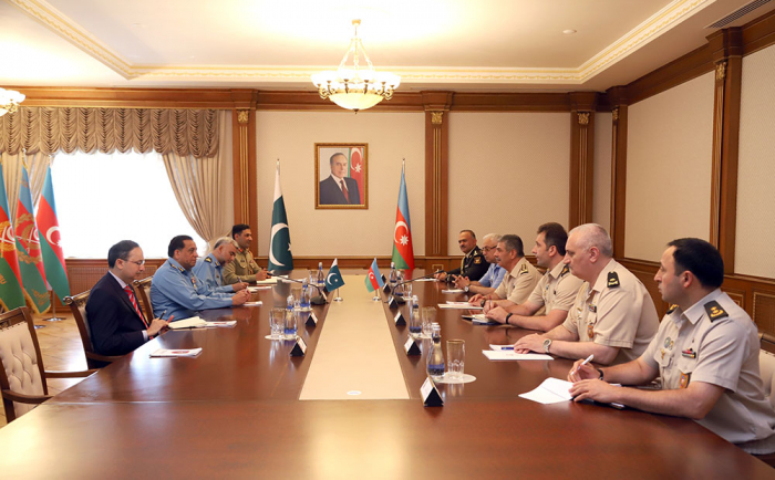   Aserbaidschanischer Verteidigungsminister trifft sich mit dem Kommandanten der pakistanischen Luftwaffe  