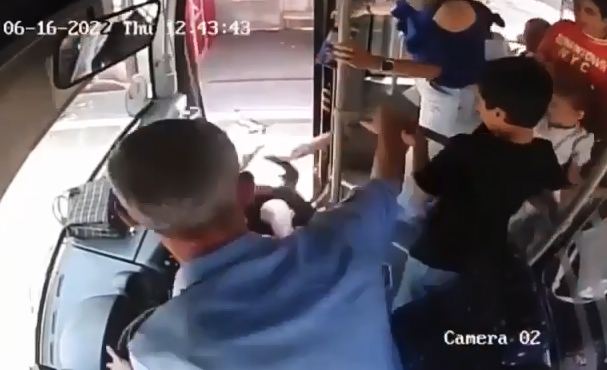    Sumqayıtda sürücü qadını avtobusdan təpiklə çıxardı -    VİDEO     
   