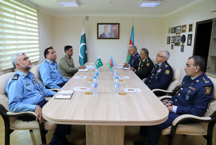  Luftstreitkräfte Aserbaidschans und Pakistans diskutieren über die Ausweitung der Zusammenarbeit 