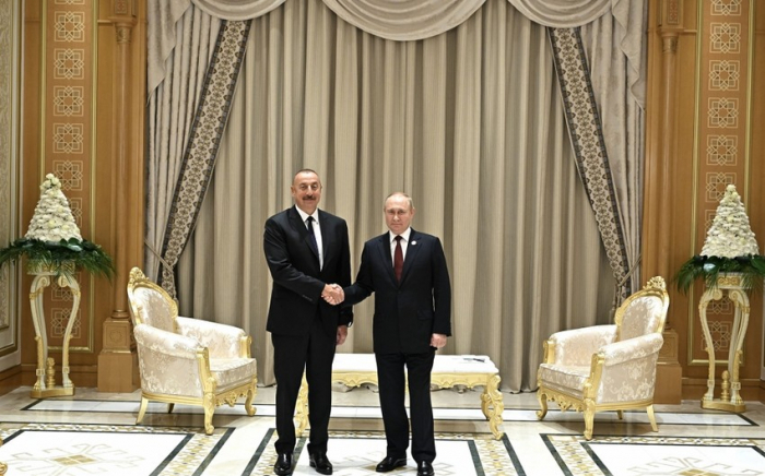  Le président Ilham Aliyev s’entretient avec son homologue russe à Achgabat 