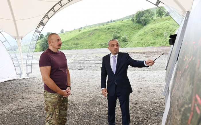 Ilham Aliyev se familiariza con el proyecto del embalse Hakarichay en Lachin