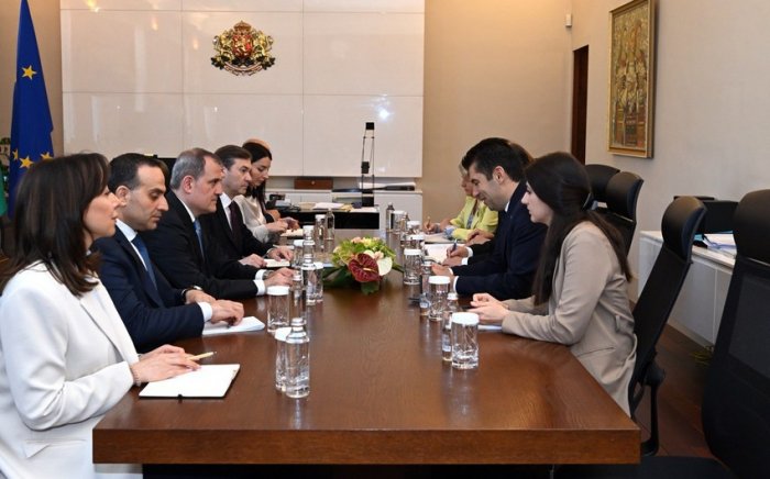    Ceyhun Bayramov Kiril Petkov ilə görüşüb  
   