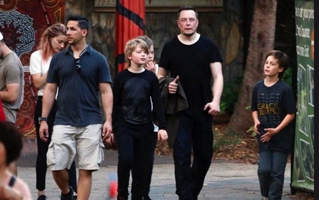 İlon Maskın oğlu cinsini və soyadını dəyişir  
