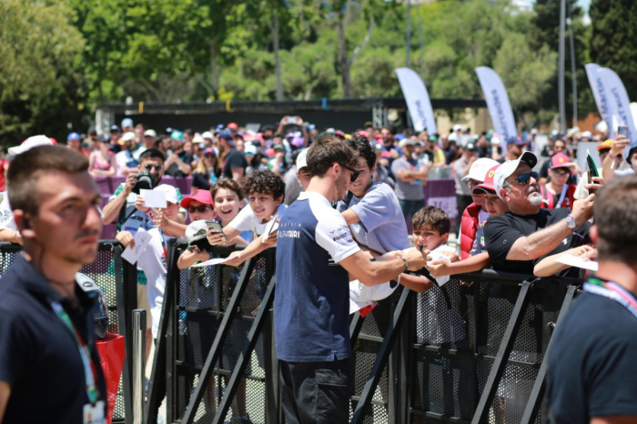   In Baku fand eine Autogrammstunde von Formel-1-Piloten statt   - FOTOS     