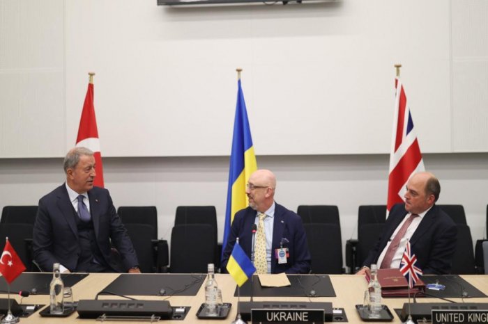    Türkiyə, Ukrayna və Britaniya müdafiə nazirləri görüşüb     
