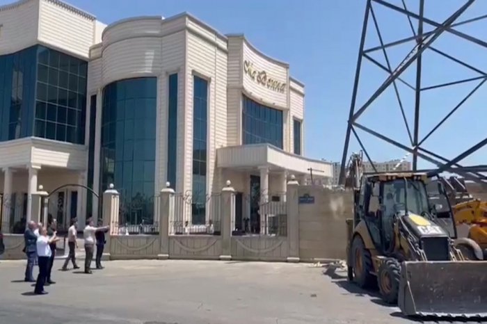 Məşhur şadlıq evinin hasarı söküldü -    VİDEO   