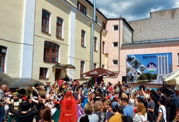 Un stand dedicado a la ciudad de Shusha se demuestra en un festival internacional en Bielorrusia