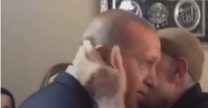    Ərdoğan evinə qonaq getdiyi kişiyə:    "Alnımdan öp" + VİDEO      