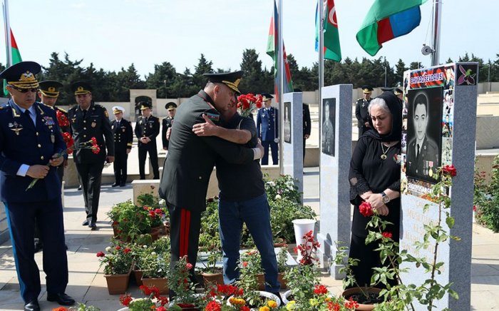   Müdafiə Nazirliyinin rəhbərliyi Fəxri xiyabanı və İkinci Şəhidlər xiyabanını ziyarət edib +    VIDEO     
   