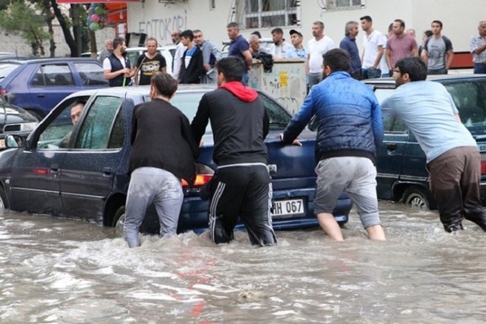  Güclü leysan və sel nəticəsində Ankaranı su basıb 