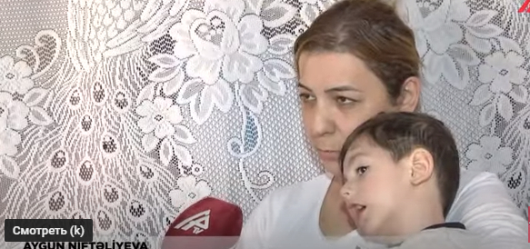    Övladına yardım üçün efirə çıxan qadına elçi düşdülər  -    VİDEO      