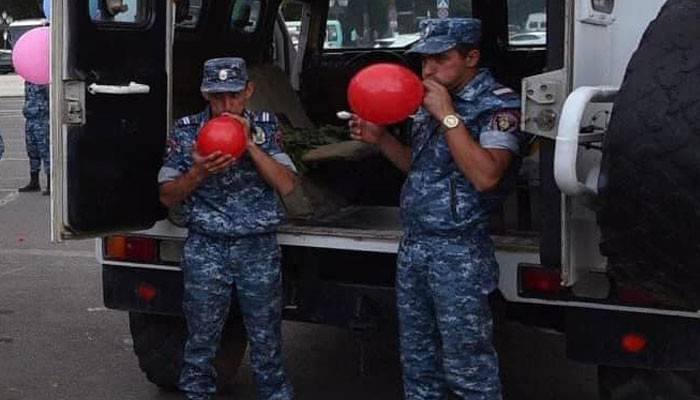    "Şar üfüləyən bu polislər ölkəmizin rəmzidir" -    Samsonyan      