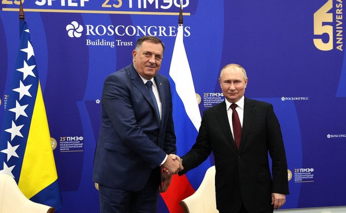    Tərcüməçi Putinlə Dodikin görüşündə söyüş söydü -    VİDEO      