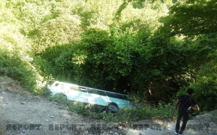    Şəkidə turist avtobusu dərəyə aşdı -    Yaralılar var       