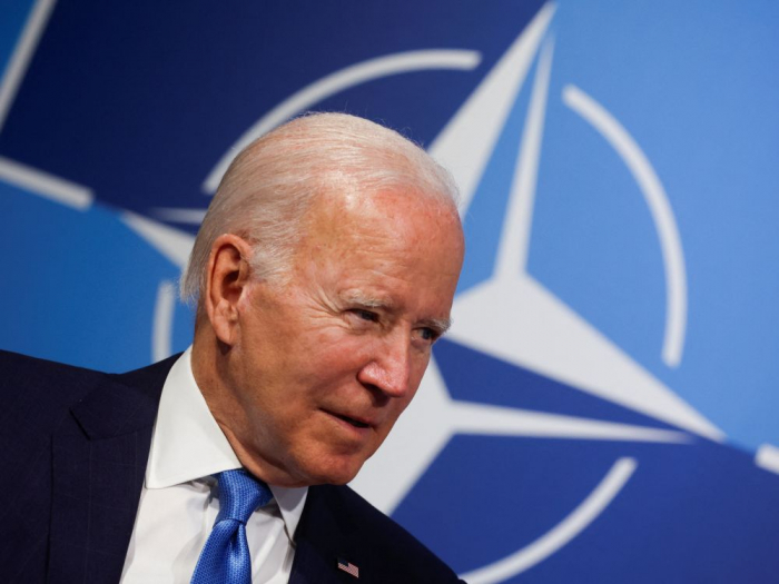 Selon Biden, son pays modifie son positionnement militaire en Europe
