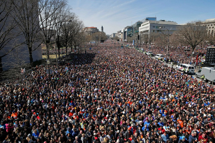 Des dizaines de milliers de manifestants se mobilisent contre les armes à feu aux États-Unis