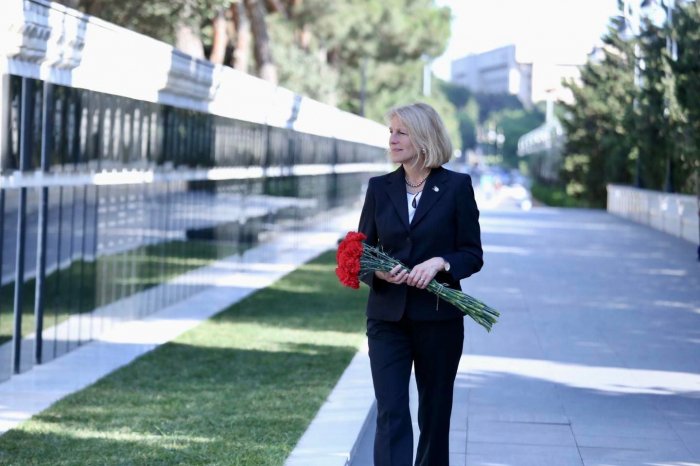    ABŞ Dövlət katibinin köməkçisi Şəhidlər Xiyabanını ziyarət edib -    FOTO     
   