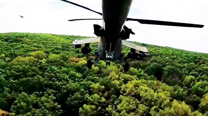    Ağac hündürlüyündə uçan helikopteri külə döndərdilər-    VİDEO      