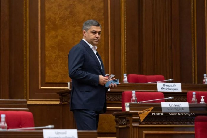    Vanetsyan mandatından imtina etdi   