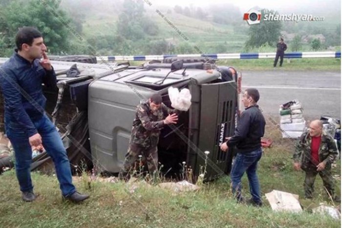                   Ermənistanda "Kamaz" aşıb:    11 əsgər xəstəxanaya yerləşdirilib   