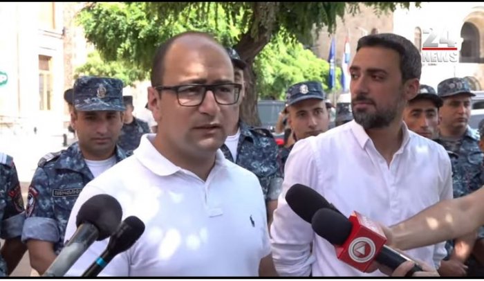        Tədbirə buraxılmayan erməni deputatlar aksiya keçirdilər   