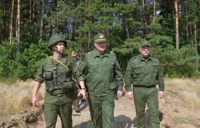    "Minsk Ukrayna ilə sərhəddə xüsusi təyinatlıları rotasiya edir"-    Ukrayna Ordusu      