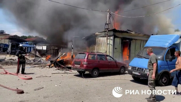      Donetskdə bazara mərmi düşdü:    Ölən və yaralananlar var -    VİDEO      