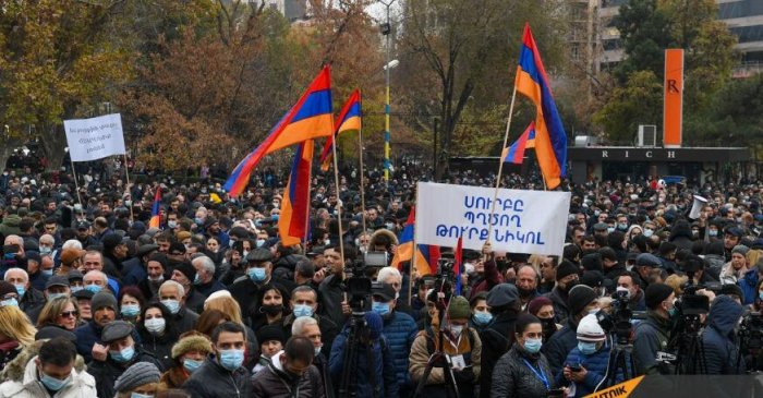  Erməni müxalifəti yenidən İrəvanın mərkəzində yürüşə başlayıb 
