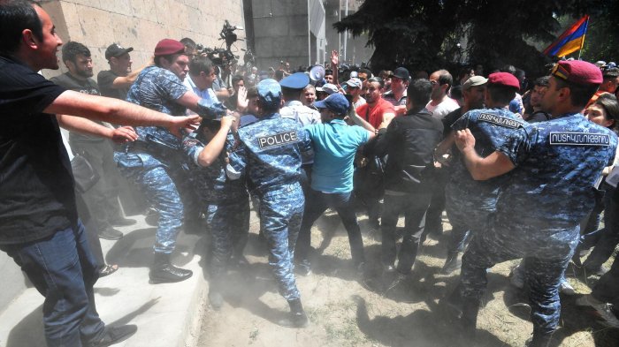  İrəvandakı qarşıdurmada 60 nəfər xəsarət alıb 