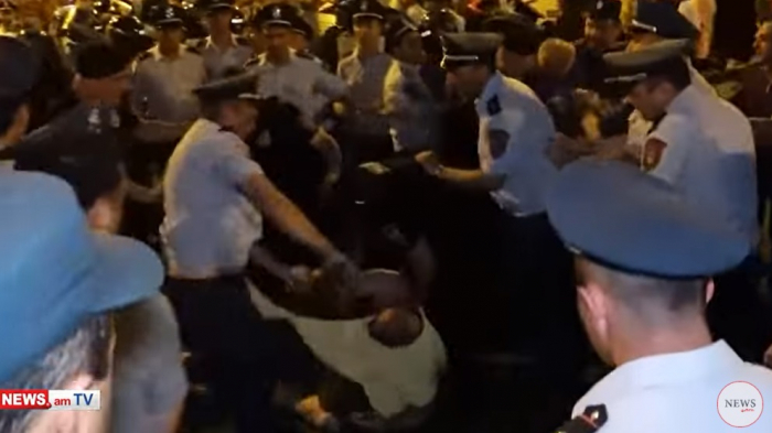   İrəvanda etirazçılar polisə hücum etdi,  38 nəfər yaralandı -VİDEO+YENİLƏNİB  