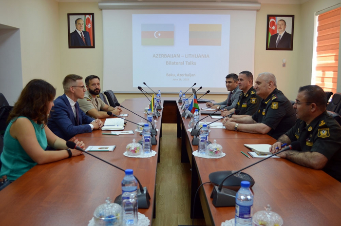 Azerbaiyán y Lituania discuten la cooperación militar