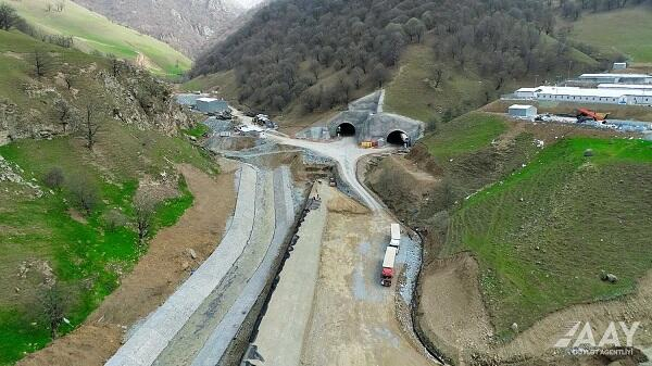    Kəlbəcərdə torpaq uçqunu baş verdi, yol bağlandı -  VİDEO   