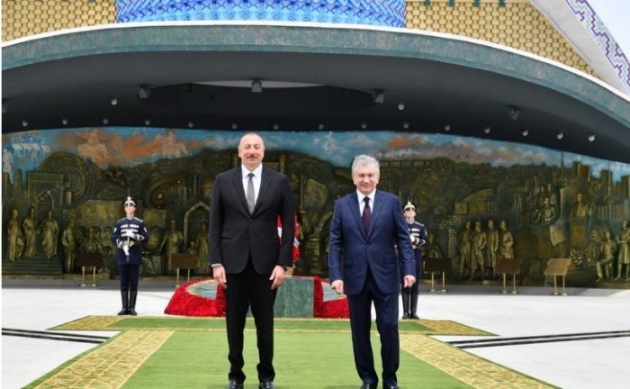    Azərbaycan və Özbəkistan prezidentləri Fəxri qonaqlar xiyabanında ağac əkiblər  
   