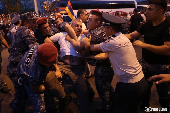    Ermənistanın mitinq məhbusları:    10 nəfər həbs edildi      