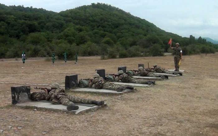 Kursantlarla səhra çıxışında praktiki məşğələlər keçirilir  

