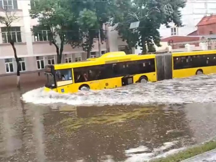Belarusda küçələri su basdı -     Foto   