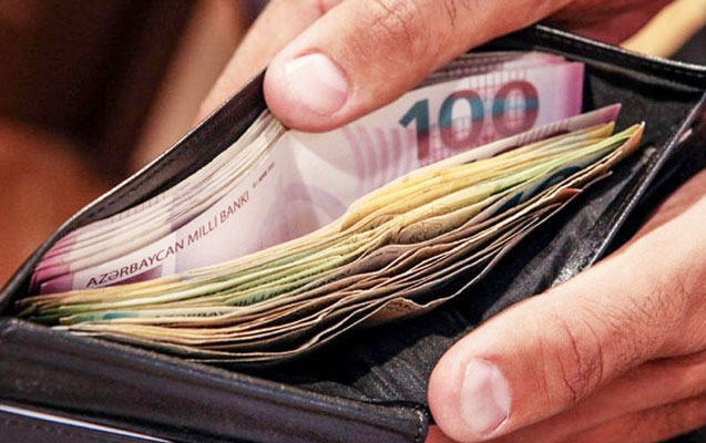 Çantadan 7 min manat oğurladı 