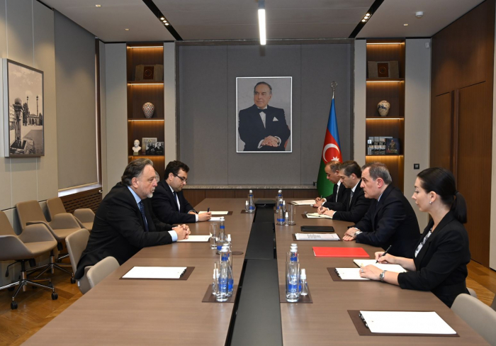   Aserbaidschanischer Außenminister empfängt neu ernannten tschechischen Botschafter  