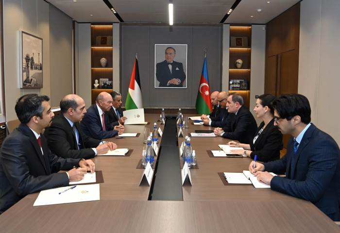   Aserbaidschanischer Außenminister trifft sich mit dem Vorsitzenden des jordanischen Senats  