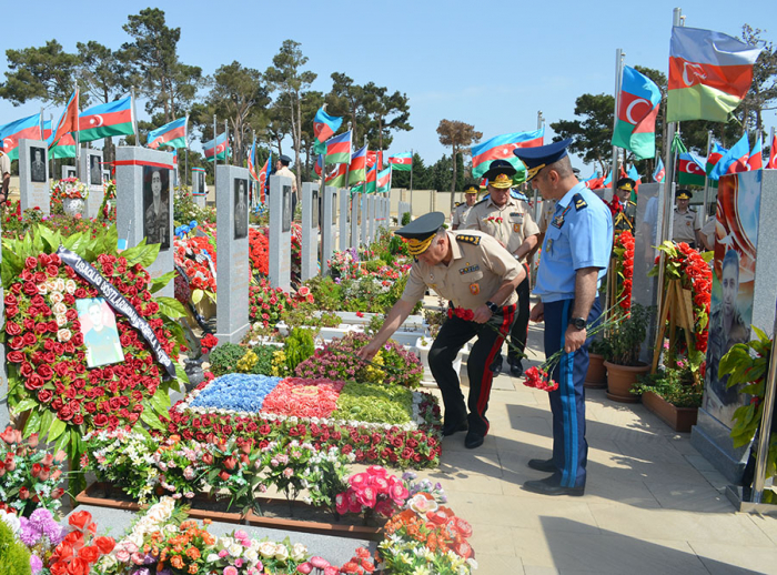   Führung des aserbaidschanischen Verteidigungsministeriums besucht zweite Allee der Märtyrer  