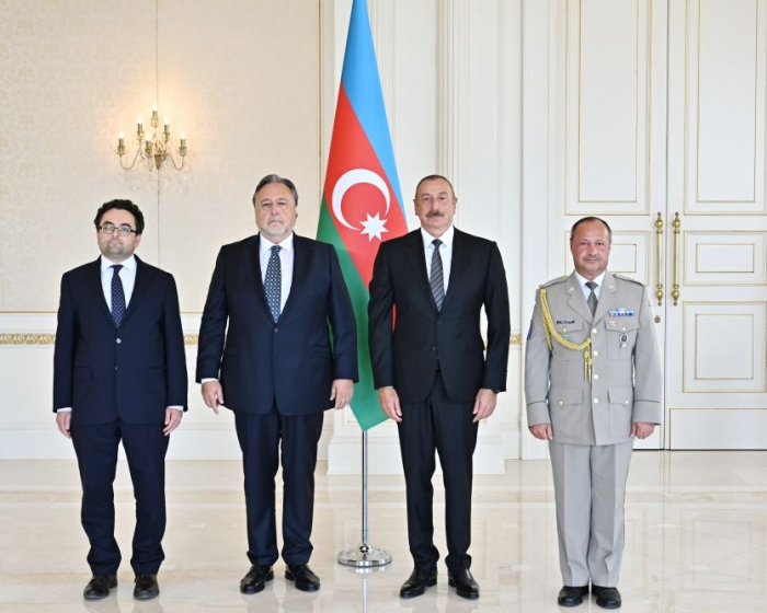   Präsident Ilham Aliyev erhält Beglaubigungsschreiben des neu ernannten tschechischen Botschafters in Aserbaidschan  