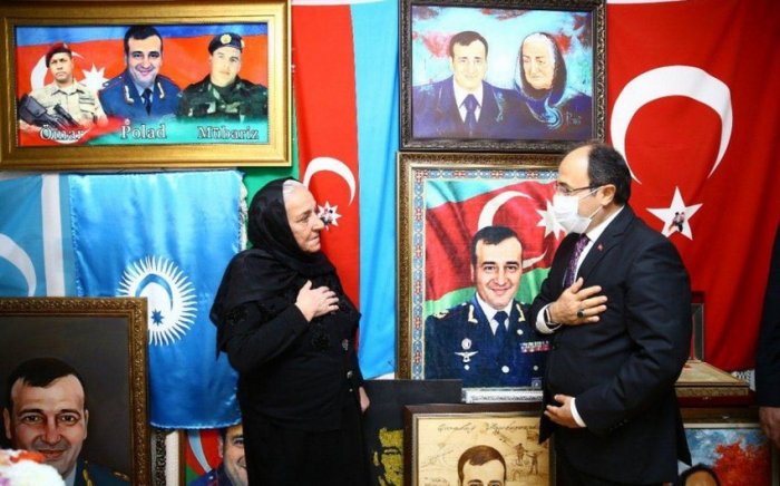    Türkiyə səfiri Polad Həşimovun anası ilə görüşdü -    FOTO        
