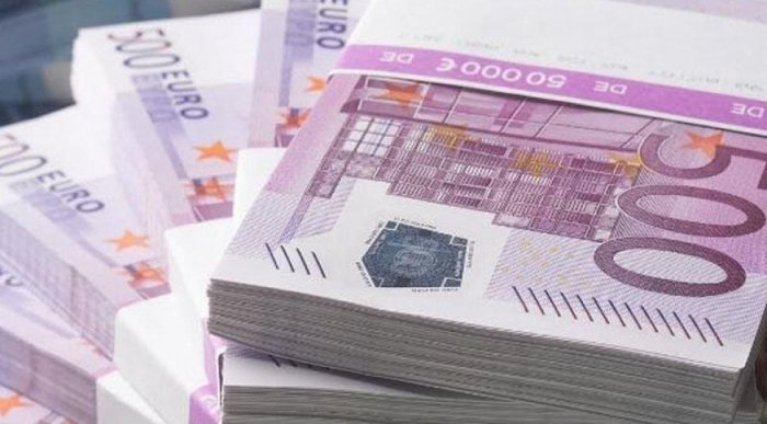 Azərbaycandan 30 min avronun çıxarılmasının qarşısı alındı  
