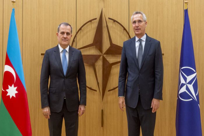   Aserbaidschanischer Außenminister trifft sich mit dem NATO-Generalsekretär  