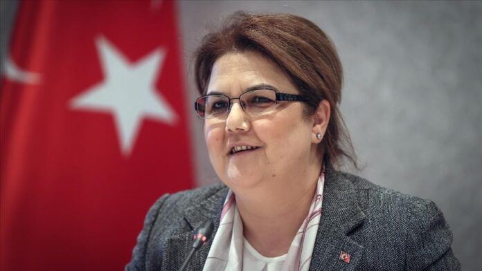   Ministerin für Familie und Soziales von der Türkei besucht die Ehrenallee  