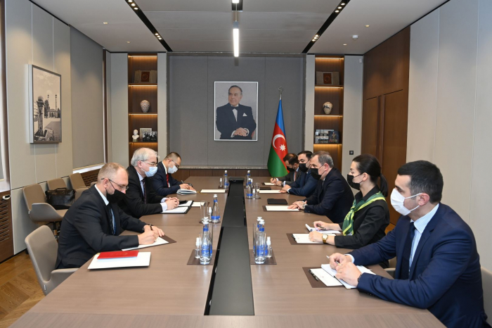   Aserbaidschanischer Außenminister und russischer Sonderbeauftragter diskutieren über die Beziehungen zwischen Aserbaidschan und Armenien  