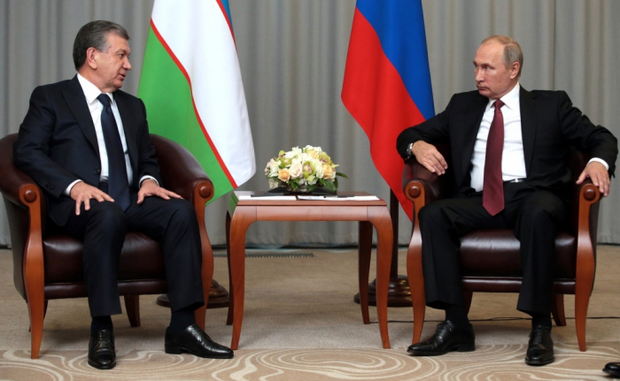 Putin özbəkistanlı həmkarını mükafatlandırdı