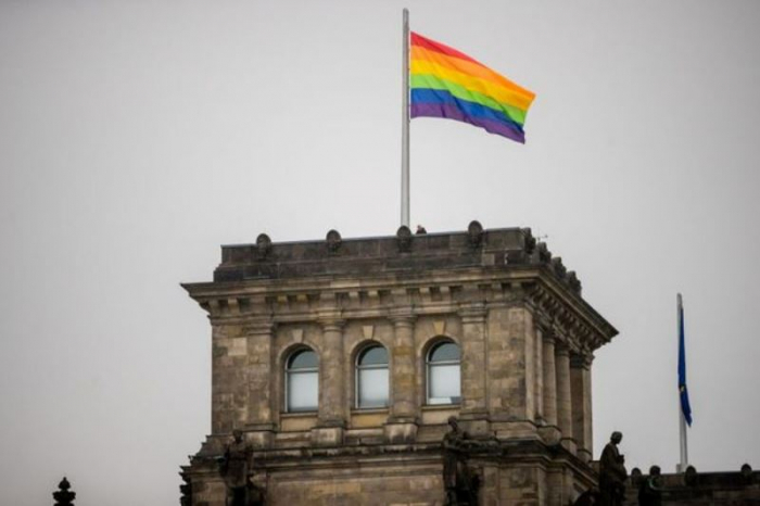    Bundestaqın üzərində LGBT bayrağı dalğalandırıldı   